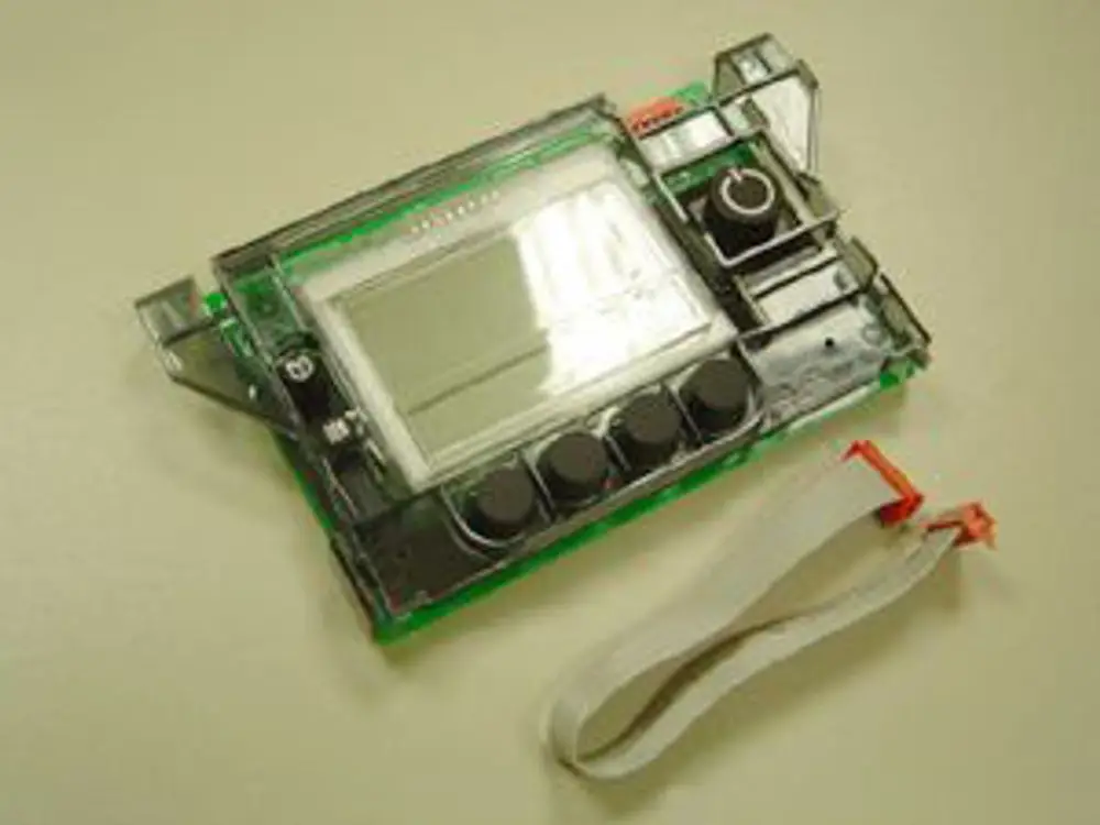 Displayplatine von Remeha mit übersichtlichem Display und mehreren Tasten zur Bedienung. Es sind Kabelanschlüsse sichtbar, die das Gerät mit weiteren Komponenten verbinden.